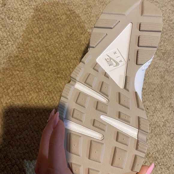 Women’s Nike Huaraches. Size 6.5. Cream/off white. - Picture 6 of 8